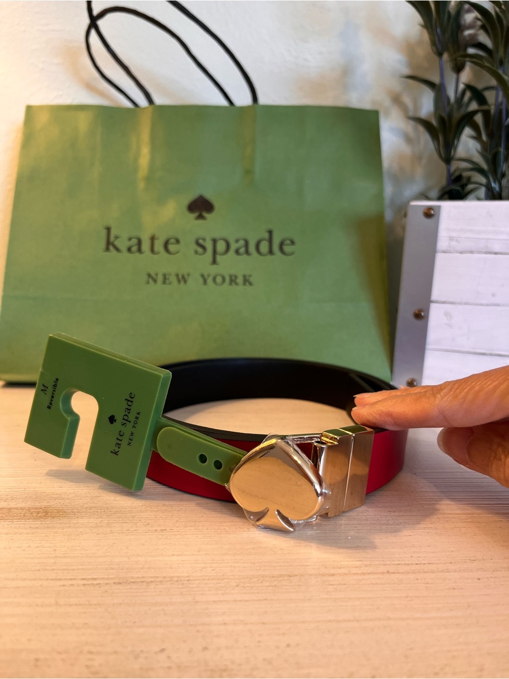 Kate Spade Twist Reversible Leather Belt Red & Black w/ Gold Tone Spade NWT  M - Picture 2 of 7